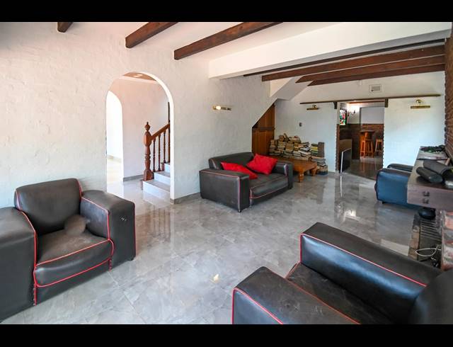 4 BEDROOM FREEHOLD TO LET IN COWIES HILL